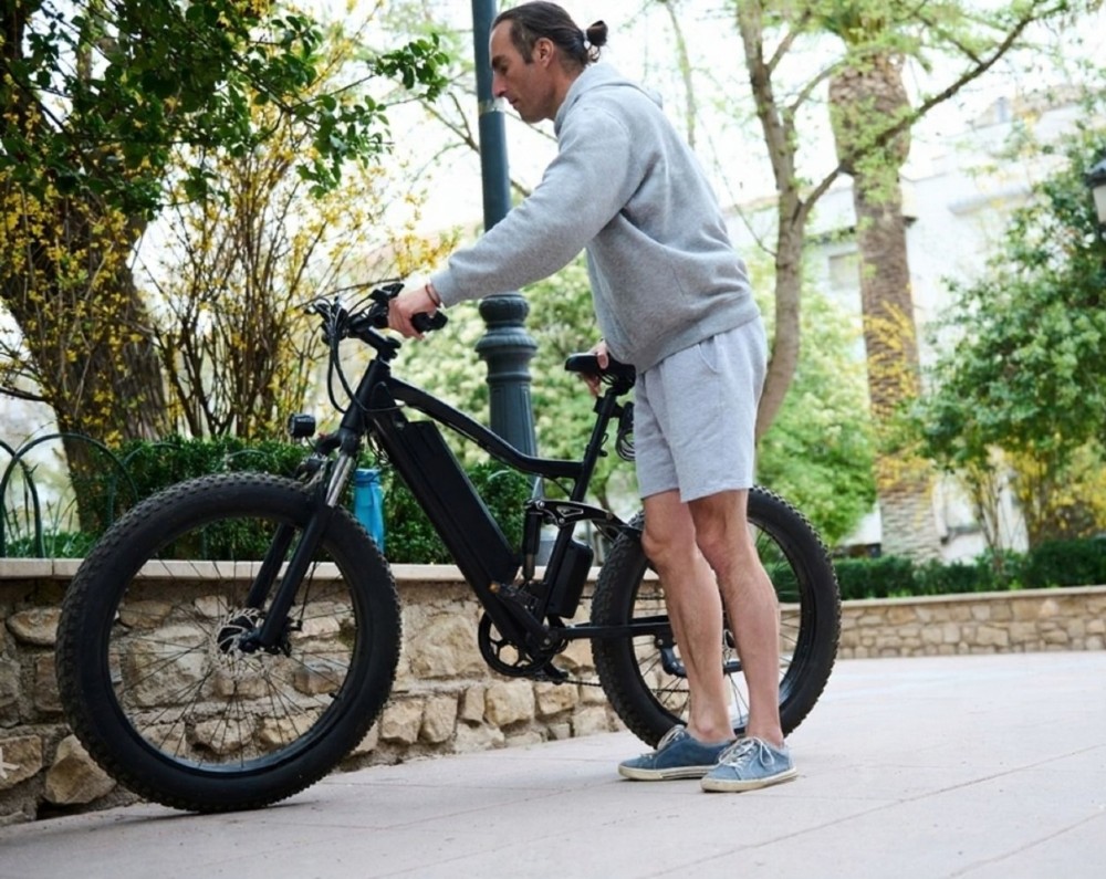 Jeune homme avec son vélo électriques